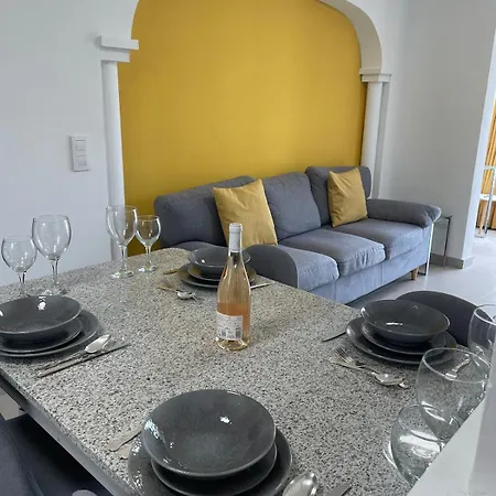 Apartment Stunning Modern 2 Bedroom Bunga With Shared Pool