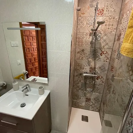 Stunning Modern 2 Bedroom Bunga With Shared Pool Apartment *