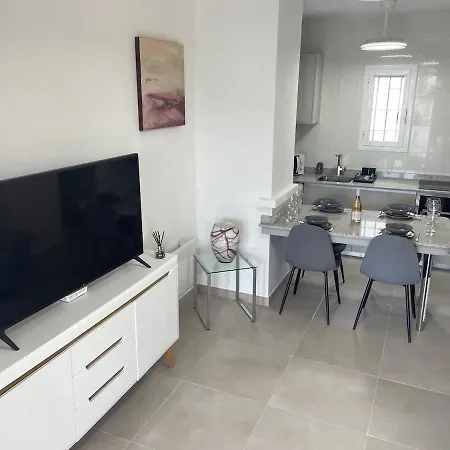 Stunning Modern 2 Bedroom Bunga With Shared Pool Apartment *